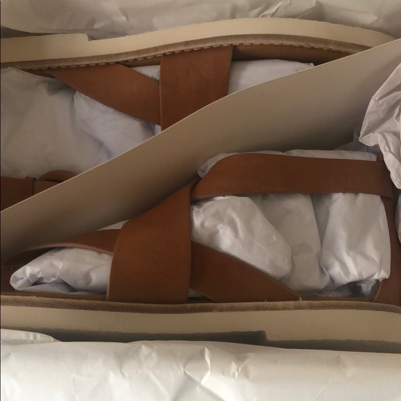 Vince Morris Strappy Flat Sandal - Picture 10 of 14